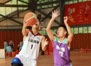 篮球赛场充满激情，球员们为荣誉不懈努力