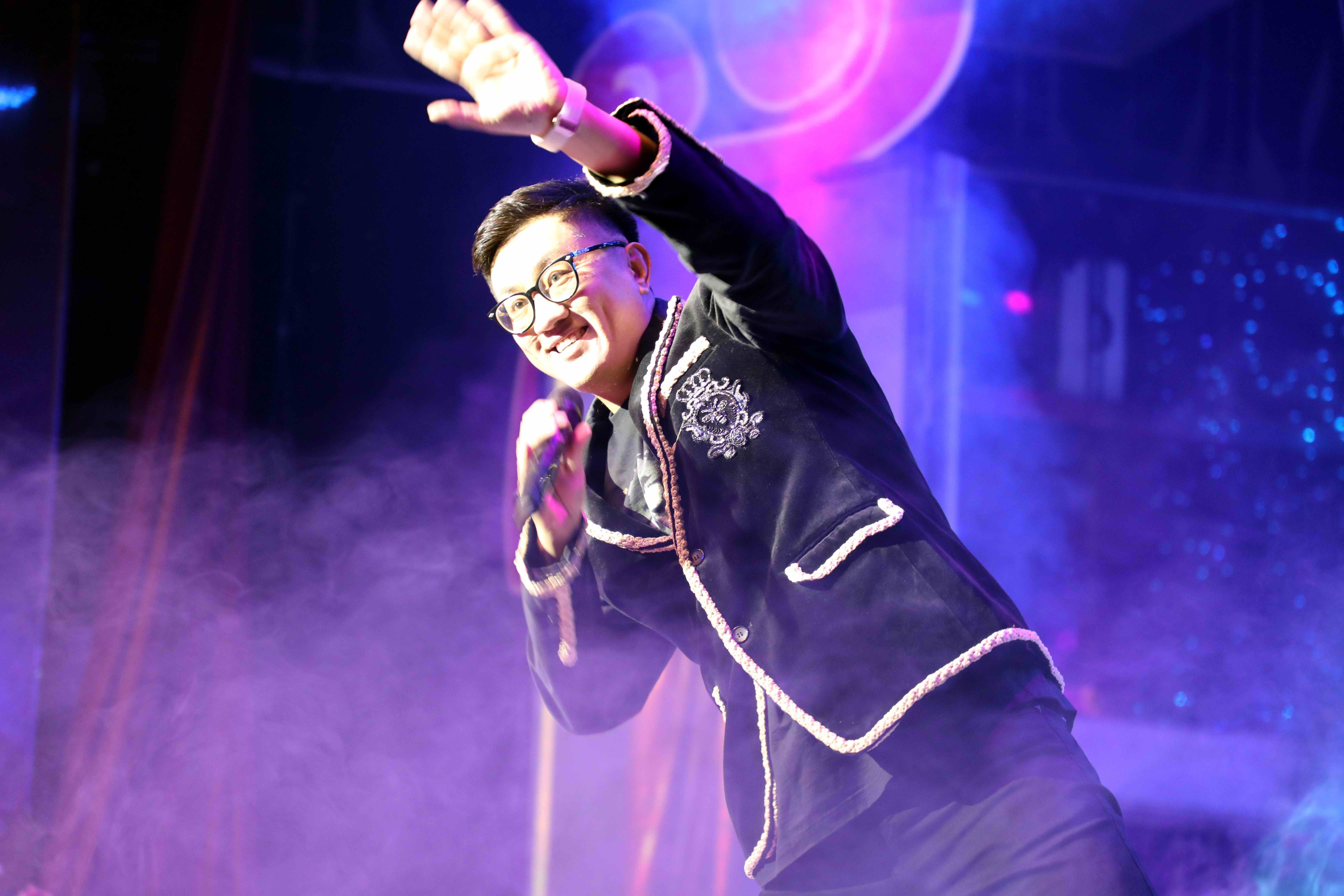 大连队员身披斗篷风火车庆祝进球，粉丝纷纷叫好